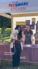 Nothing beats snacking at the farmer’s market 😌 And these pups are loving @wellnesspetfood with all their healthy offerings to make the paw-fect meal! #anythingforpets #petsmart #petsmartkitchen #dog #dogfood #dogsofinstagram